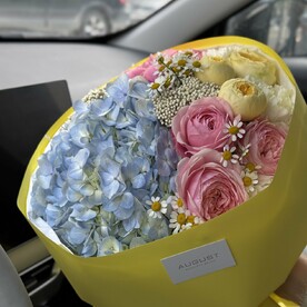 Яркий букет с гортензией