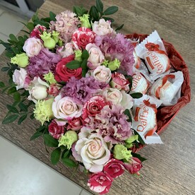 Коробка сердце с цветами и рафаэлло