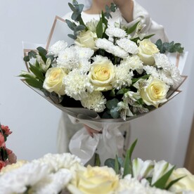 Розы, хризантема кустовая, диантусы, альстромерия, эвкалипт