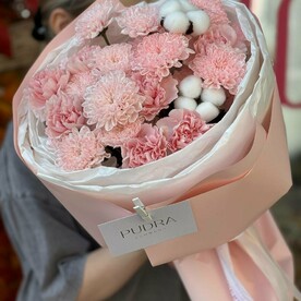 Букет нежный из хризантем и диантусов