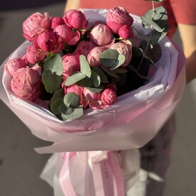 Розы кустовые пионовидные с эвкалиптом