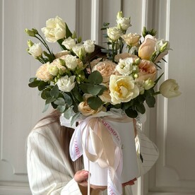 Цилиндр кремовый с пион розой и эустомой