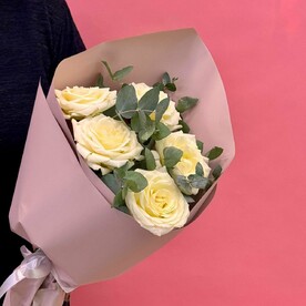 Моно букет белых роз