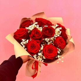 Дуо букет красных роз с воздушной гипсофилой