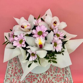 Коробка белых орхидей