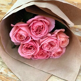 Пионовидные розы в крафте