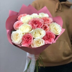 Букет белые и пионовидные розы в упаковке