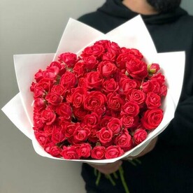 Красные кустовые розы 15 роз