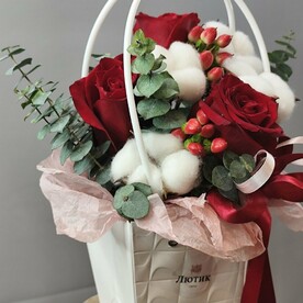 Композиция в сумке роза красная хлопок