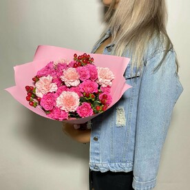 Авторский букет из кустовых роз и гвоздик