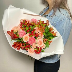 Авторский букет из альстромерий, кустовых роз и гвоздик