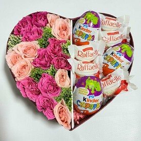 Коробочка из цветов и сладостей