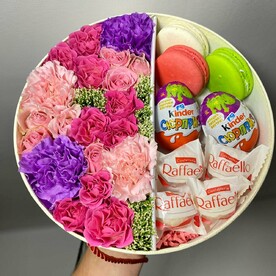 Круглая коробка из цветов и сладостей