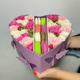 Большая коробка с цветами и пирожными