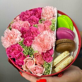 Цветы в коробке с пирожными