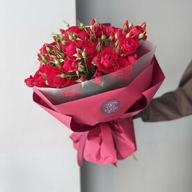 Букет из красных кустовых пионовидных роз