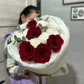 Букет с красными розами