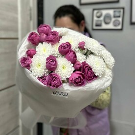 Букет с пионовидными розами и хризантемами