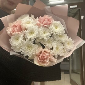 Букет хризантем и французских роз