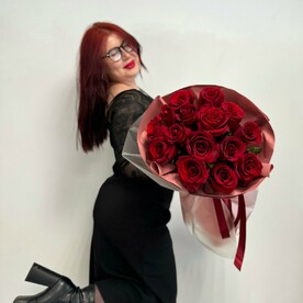 Классические бордовые розы