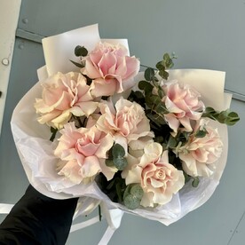 Букет французских роз с эвкалиптом