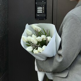 Белые тюльпаны и лаванда