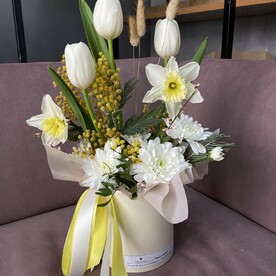 Весенняя коробка из тюльпанов и нарциссов