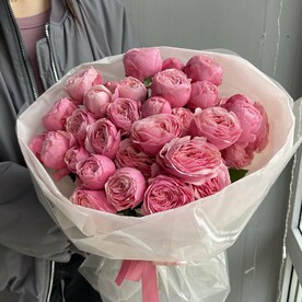 Букет из кустовой пионовидной розы