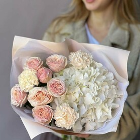 Гортензия и кустовые розы