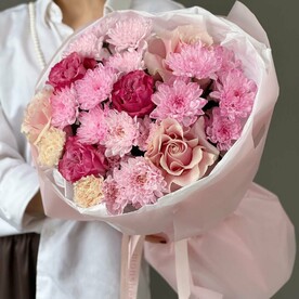 Ажурный букет с французскими розами, диантусами и кустовой хризантемой