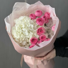 Букет «Клубничное мороженое» гортензия и кустовые розы