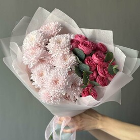 Авторский дуэт из кустовой розы и хризантемы