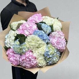 Букет из яркого микса гортензий