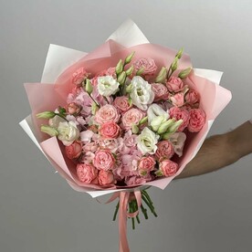 Нежный букет из гортензий, кустовых роз и эустомы