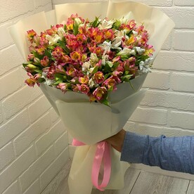 Букет из микса альстромерий