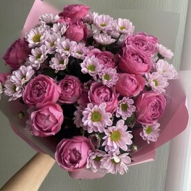 Букет Ягодный Микс из хризантем и пионовидных роз на день матери