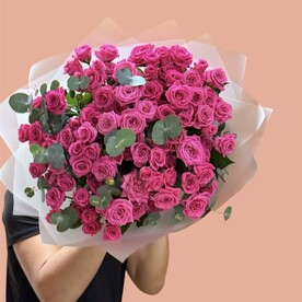 Шикарный объемный букет из кустовых роз с эвкалиптом