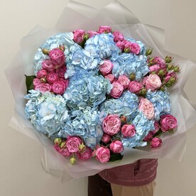Большой букет из гортензий и пионовидных кустовых роз