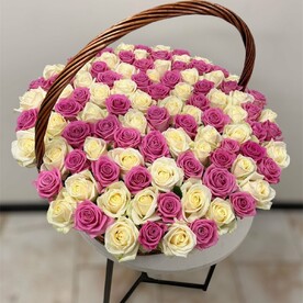 101 роза в корзине (белые и розовые)