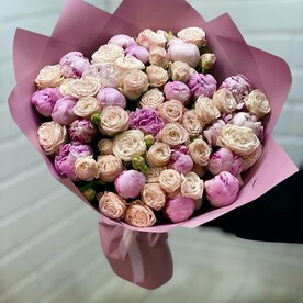 Букет из пионов и кустовых роз