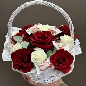 Композиция в корзине "Сладкий дуэт"