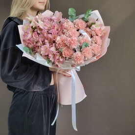 Букет из альстромерий и диантусов "Всплеск эмоций"