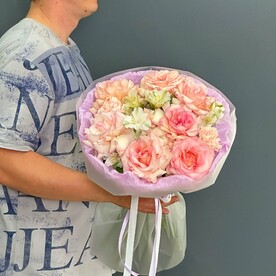 Букет из ажурных роз и альстромерий " Элегия любви"