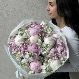 Пионы и маттиола в дуэте