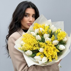 Красивый весенний букет тюльпанов и мимозы