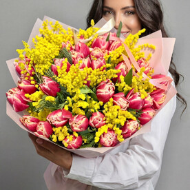 Пионовидные тюльпаны и мимоза в дуэте