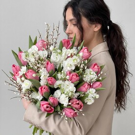 Красивый весенний букет