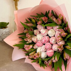 Букет клубники в шоколаде с альстромерией "Роксана"