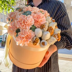 Композиция с диантусами и клубникой "Сэнди"