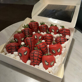 Бокс клубники "Человек-паук"